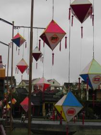 Pont décoré de lampions