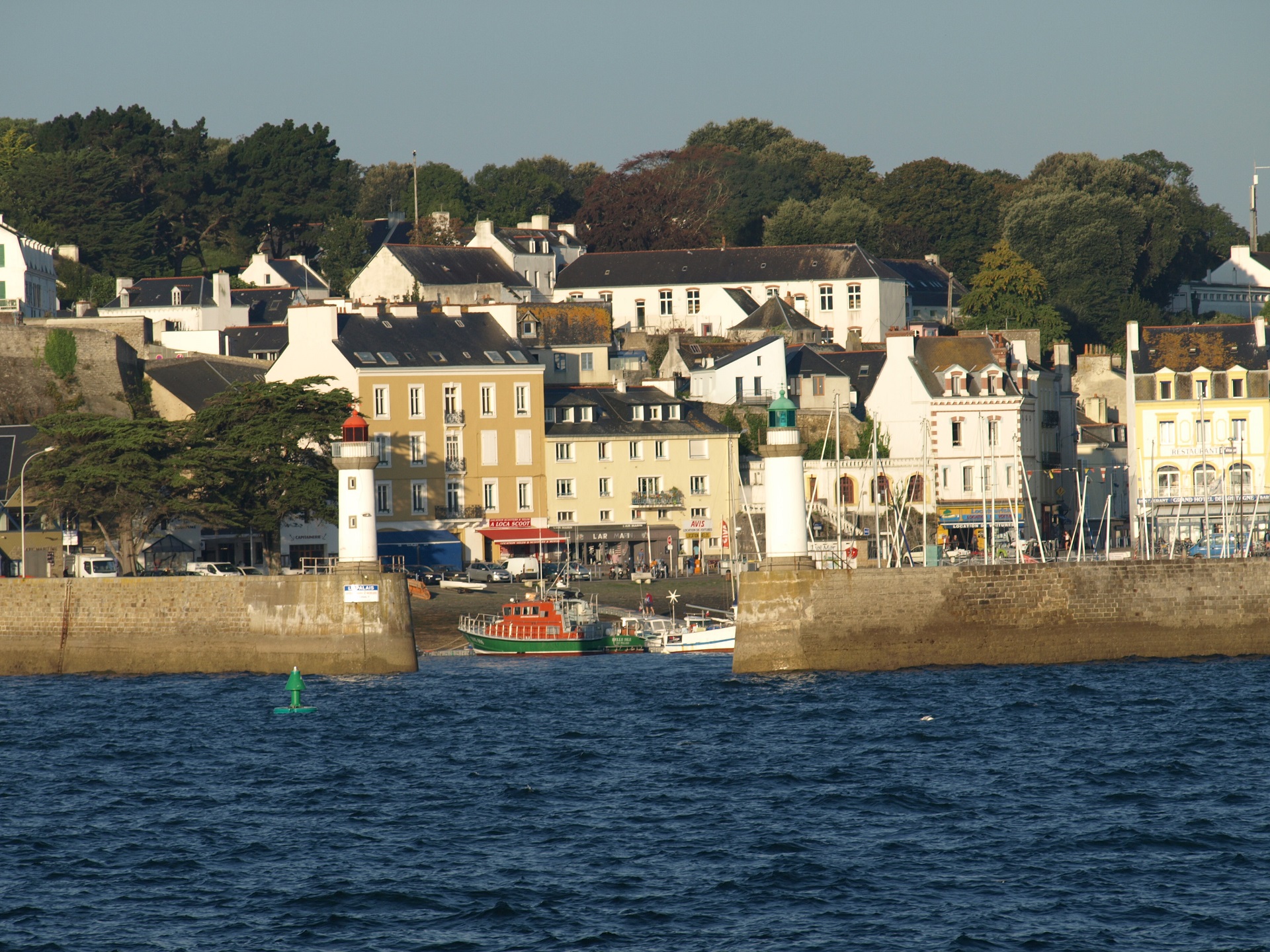 Histoire des phares du Morbihan : le phare des Poulains à Belle-Île-en-Mer